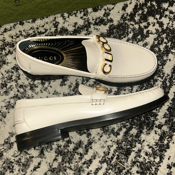 Gucci Logo Plaque Moccasin Leather Loafers - Picture 4 of 16
